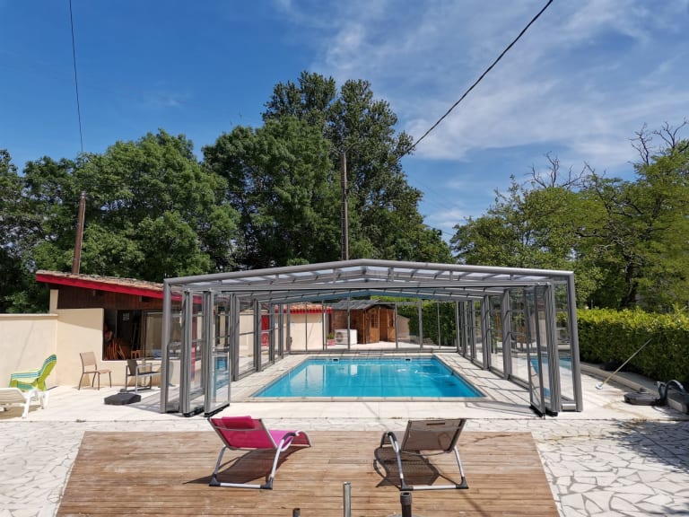 Piscine couverte en hiver et chauffée toute l'année, solarium, transats et parasols