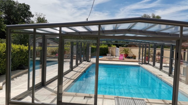 Piscine en plein air, couverte et chauffée. Piscine en plein air, couverte et chauffée.