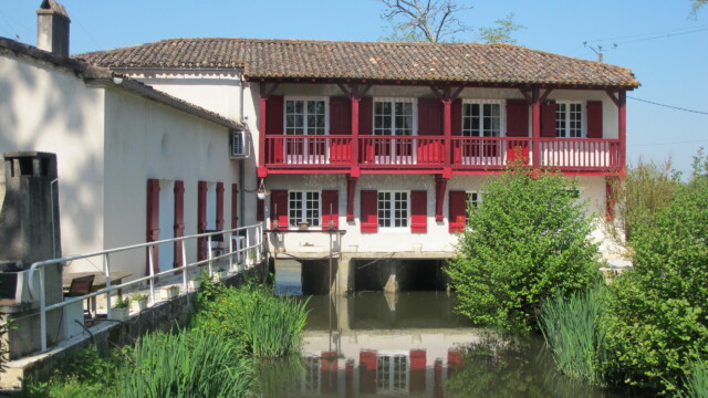Vue d'ensemble côté des chambres Hélène et Mélénas avec son salon et balcon privatif